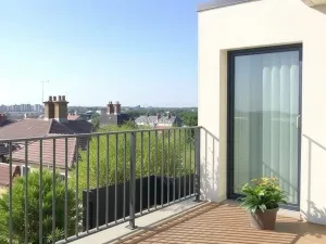 Balustrady ze stali nierdzewnej a przepisy budowlane – co warto wiedzieć