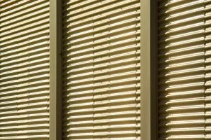 Lamele ścienne to nie tylko dekoracja z listewek. Jakie funkcje i wzory mają lamele na ścianę?