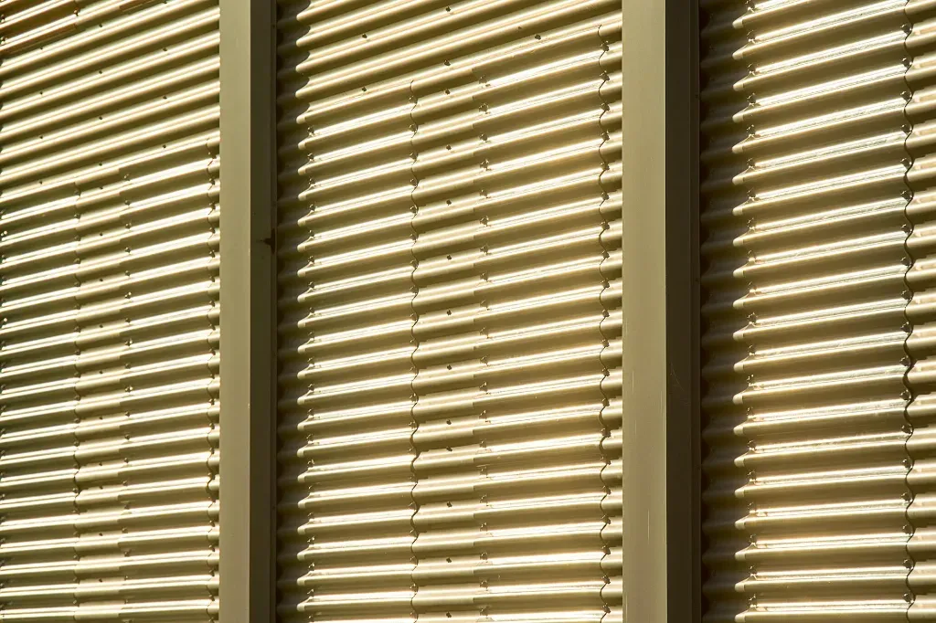 Lamele ścienne to nie tylko dekoracja z listewek. Jakie funkcje i wzory mają lamele na ścianę?