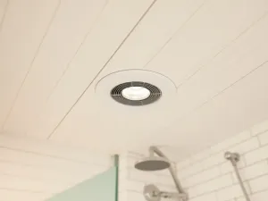 Co na sufit w łazience zamiast malowania?